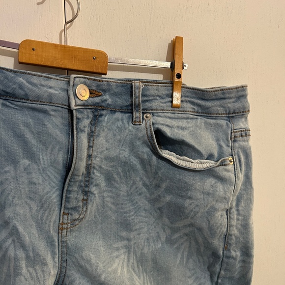 d/C Jeans by Pennington's Faded Shorts with Bleached out Leaf Pattern Size16 - Picture 3 of 10